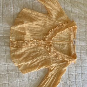 Flowey blouse button up ruffled collar.